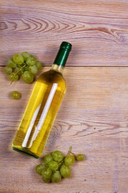 Bir şişe beyaz şarap üzüm ile. Şarap natürmort. Yiyecek ve içecek konsepti