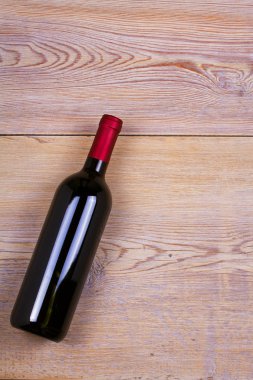 Bir şişe beyaz şarap üzüm ile. Şarap natürmort. Yiyecek ve içecek konsepti