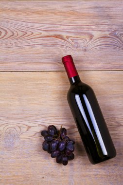 Bir şişe beyaz şarap üzüm ile. Şarap natürmort. Yiyecek ve içecek konsepti