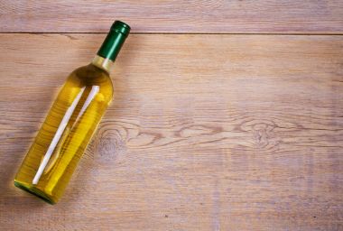 Bir şişe beyaz şarap üzüm ile. Şarap natürmort. Yiyecek ve içecek konsepti