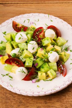 Domates, salatalık ve mozzarella ile Avokado salatası. Peynir ve sebze salatası