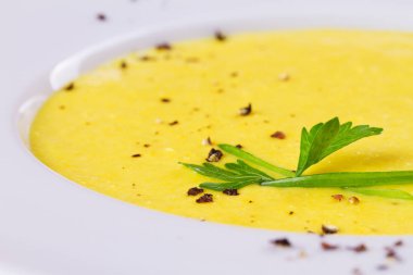 Ahşap arka plan üzerinde bir kapta krem Mısır çorbası