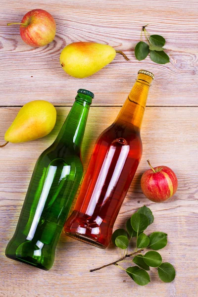 Meyve ile elma ve armut şarabı şişe. Yiyecek ve içecek konsepti