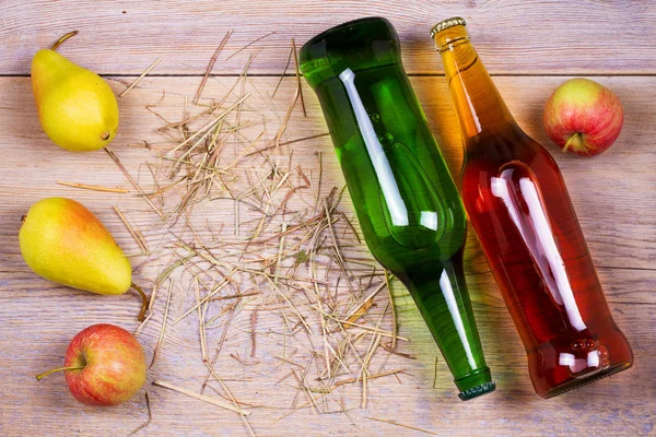 Botellas de manzana y sidra de pera con frutas. Concepto de alimentos y bebidas — Foto de Stock