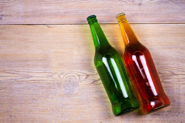 Meyve ile elma ve armut şarabı şişe. Yiyecek ve içecek konsepti