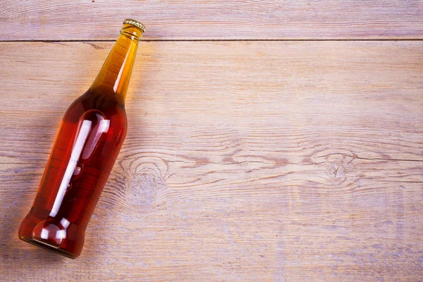 Meyve ile elma ve armut şarabı şişe. Yiyecek ve içecek konsepti