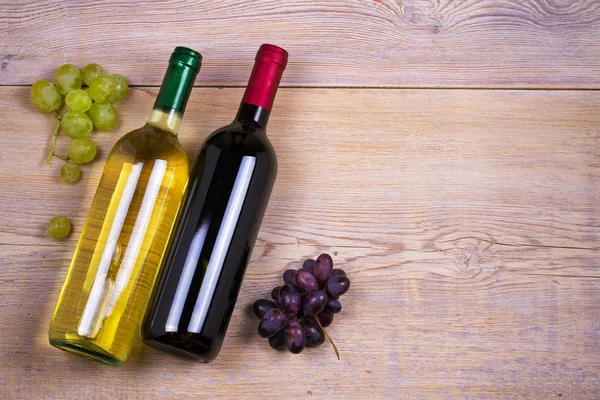 Bottle of white wine with grape. Wine still life. Food and drinks concept — Stock Photo, Image