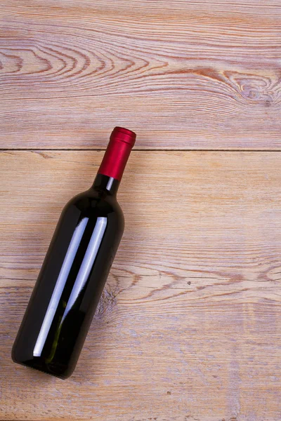 Bir şişe beyaz şarap üzüm ile. Şarap natürmort. Yiyecek ve içecek konsepti