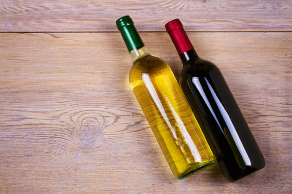 द्राक्षांसह पांढर्या वाइनची बाटली. वाईन अजूनही जीवन आहे. अन्न आणि पेय संकल्पना — स्टॉक फोटो, इमेज