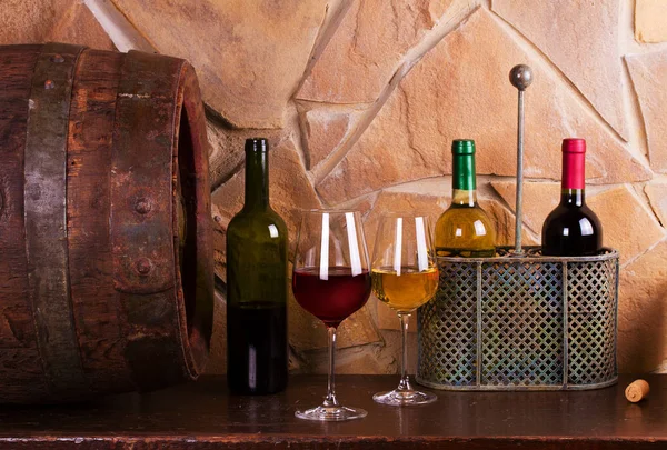 Botellas y vasos de vino tinto y blanco — Foto de Stock