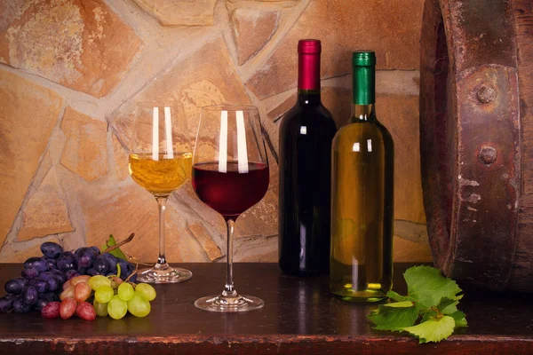 Пляшки та келихи червоного та білого вина — стокове фото