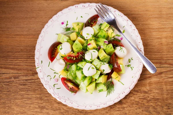 Ensalada de aguacate con tomate, pepino y mozzarella. Ensalada de queso y verduras —  Fotos de Stock