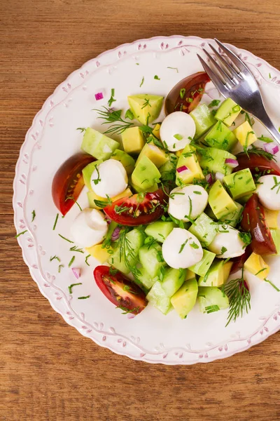 Ensalada de aguacate con tomate, pepino y mozzarella. Ensalada de queso y verduras —  Fotos de Stock