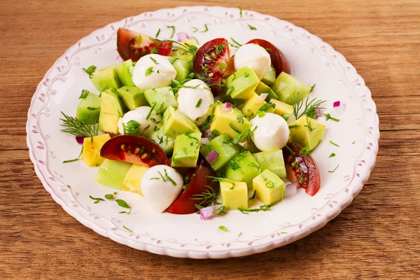 Салат з авокадо з помідорами, огірком та моцарелою. Сирний і овочевий салат — стокове фото