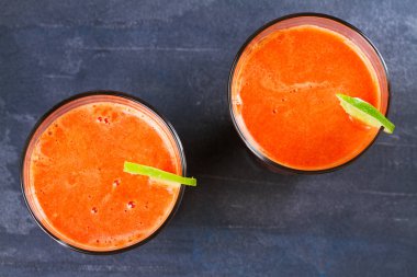 Havuç güler yüzlü, kireç ile süslenmiş