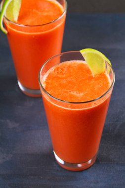 Havuç güler yüzlü, kireç ile süslenmiş