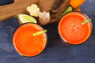 Havuç güler yüzlü, kireç ile süslenmiş