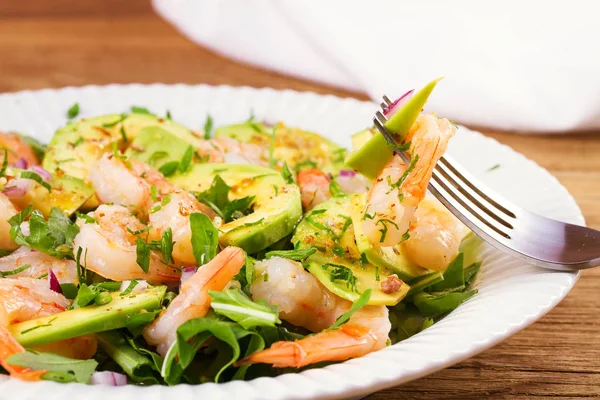 Shrimp salad with avocado and arugula — Stock Photo, Image