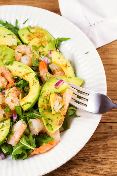 Garnalen salade met avocado en rucola — Stockfoto