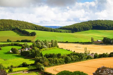 Çayır ve gökyüzü ile kırsal manzara. Saman balya veya saman tarım alanları