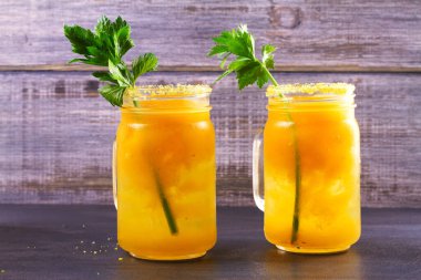 Bloody mary kokteyl sarı domates ile yaptı. Sarı domates kereviz, baharat, tuz ve buz ile kokteyl