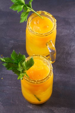 Bloody mary kokteyl sarı domates ile yaptı. Sarı domates kereviz, baharat, tuz ve buz ile kokteyl