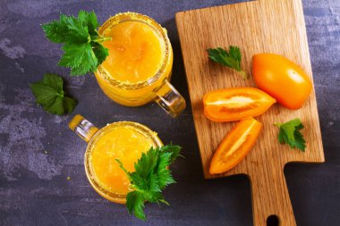 Bloody mary kokteyl sarı domates ile yaptı. Sarı domates kereviz, baharat, tuz ve buz ile kokteyl