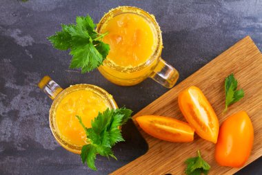 Bloody mary kokteyl sarı domates ile yaptı. Sarı domates kereviz, baharat, tuz ve buz ile kokteyl