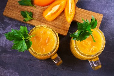 Bloody mary kokteyl sarı domates ile yaptı. Sarı domates kereviz, baharat, tuz ve buz ile kokteyl