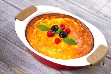 Tatlı çiftçi peynir (süzme peynir) güveç. Ev yapımı peynir pasta