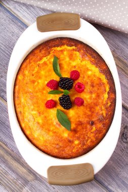 Tatlı çiftçi peynir (süzme peynir) güveç. Ev yapımı peynir pasta