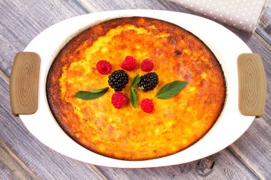 Tatlı çiftçi peynir (süzme peynir) güveç. Ev yapımı peynir pasta