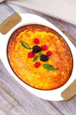 Tatlı çiftçi peynir (süzme peynir) güveç. Ev yapımı peynir pasta