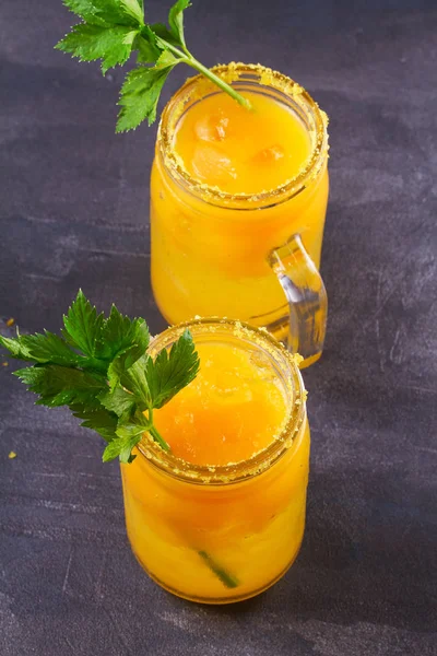 Bloody mary kokteyl sarı domates ile yaptı. Sarı domates kereviz, baharat, tuz ve buz ile kokteyl