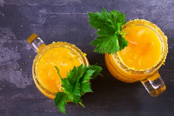 Bloody mary kokteyl sarı domates ile yaptı. Sarı domates kereviz, baharat, tuz ve buz ile kokteyl