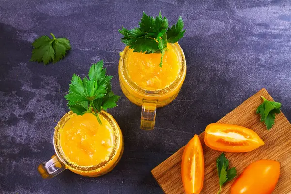 Bloody mary kokteyl sarı domates ile yaptı. Sarı domates kereviz, baharat, tuz ve buz ile kokteyl