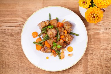 Sebze ile karaciğer sığır eti: havuç, soğan ve yeşil fasulye beyaz plaka üzerinde