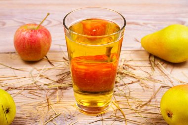 elma ile elma ve armut suyu