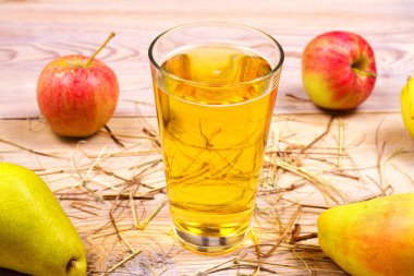 elma ile elma ve armut suyu