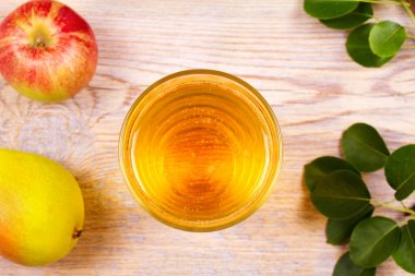 elma ile elma ve armut suyu