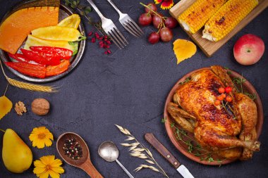 Bütün tavuk veya hindi, meyve ve sonbahar sebze ızgara: Mısır, kabak, kırmızı biber. Şükran günü yemeği kavramı. Hasat veya Şükran arka plan.
