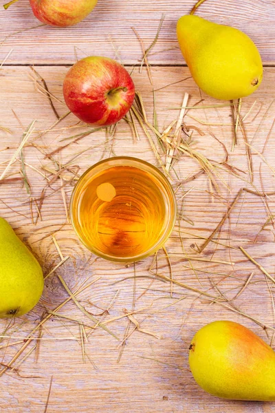 elma ile elma ve armut suyu