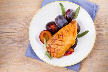 Ördek göğsü Erik ve adaçayı ile