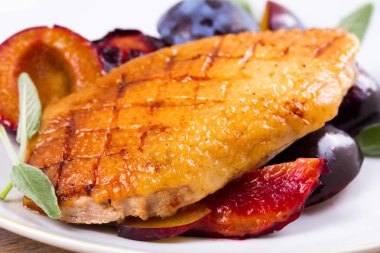 Ördek göğsü Erik ve adaçayı ile