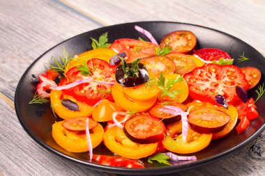 Domates, fesleğen, maydanoz, dereotu ve soğan salata