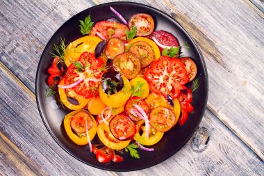 Domates, fesleğen, maydanoz, dereotu ve soğan salata