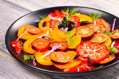 Domates, fesleğen, maydanoz, dereotu ve soğan salata