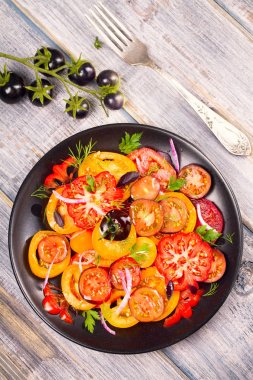 Domates, fesleğen, maydanoz, dereotu ve soğan salata