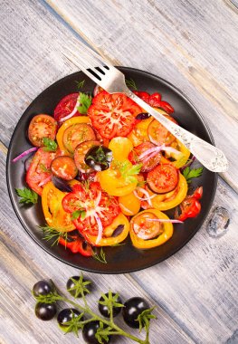 Domates, fesleğen, maydanoz, dereotu ve soğan salata