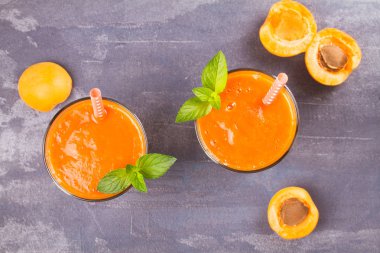 Meyve ve meyve güler yüzlü, muzlu süt